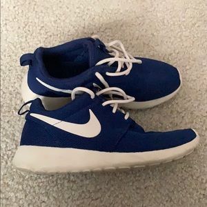 Navy Blue Nike Roshe Sneakers